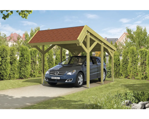 Abri de voiture en bois avec voiture dans le jardin.