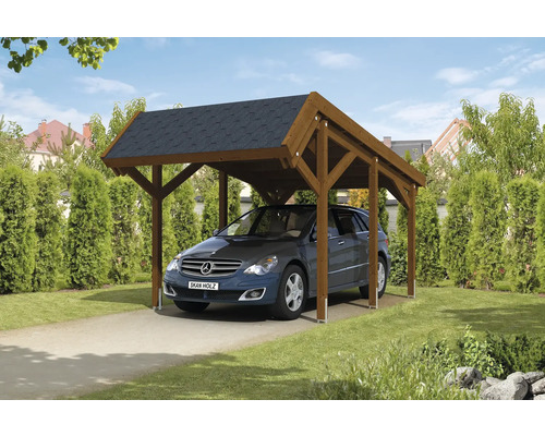 Voiture garée sous un carport en bois avec carton bitumé