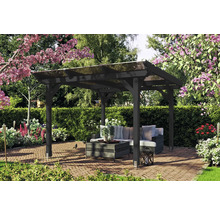 Scène de jardin avec une pergola en bois sombre, des meubles de salon et une végétation luxuriante