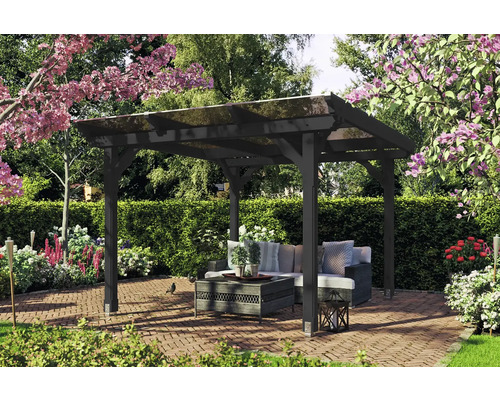 Scène de jardin avec une pergola en bois sombre, des meubles de salon et une végétation luxuriante