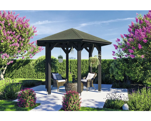 Pavillon de jardin avec mobilier de salon et décoration dans un jardin soigné