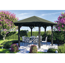 Pavillon mit Tisch und Stühlen im Garten