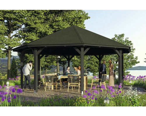 Pavillon avec table et chaises dans le jardin.