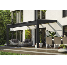 Terrasse avec pergola, coin salon et éléments décoratifs devant une maison moderne.