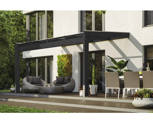 Terrasse avec pergola, coin salon et éléments décoratifs devant une maison moderne.