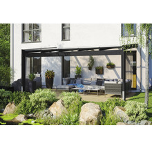 Terrasse mit Überdachung, Gartenmöbeln und Teichanlage