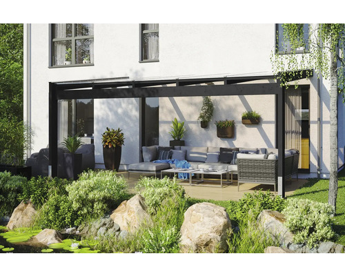 Terrasse mit Überdachung, Gartenmöbeln und Teichanlage