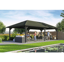 Coin salon couvert avec barbecue et bassin dans le jardin