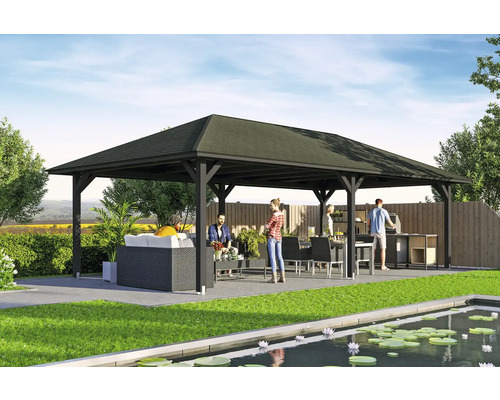 Coin salon couvert avec barbecue et bassin dans le jardin