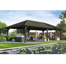 Personnes sous un pavillon avec mobilier de jardin et barbecue