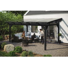 Terrassenüberdachung aus Holz mit Glasdach und Sitzgruppe auf einer Terrasse