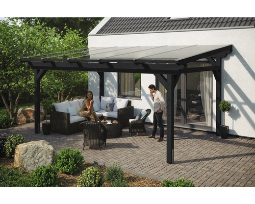 Terrassenüberdachung aus Holz mit Glasdach und Sitzgruppe auf einer Terrasse
