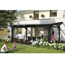 Terrassenüberdachung mit Sitzgruppe und spielenden Personen im Garten