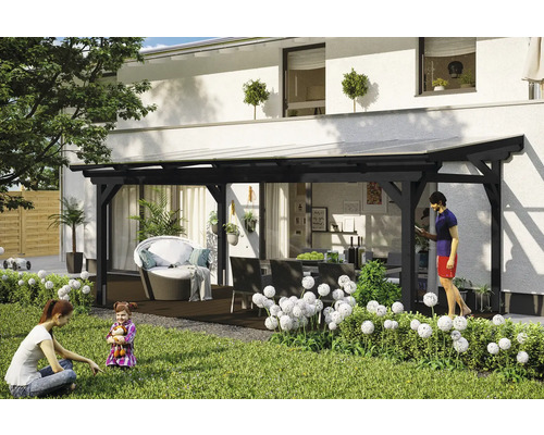 Terrassenüberdachung mit Sitzgruppe und spielenden Personen im Garten