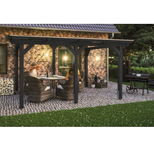 Holzpavillon mit Gartenmöbeln und Grill im Aussenbereich