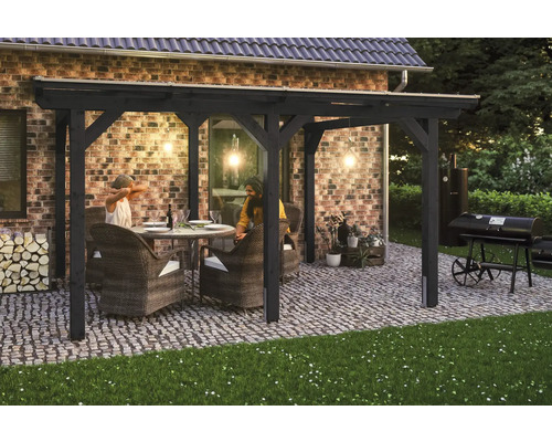 Holzpavillon mit Gartenmöbeln und Grill im Aussenbereich