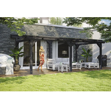 Terrasse mit Holzpergola, Sitzgruppe und Grill im Garten