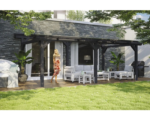 Terrasse mit Holzpergola, Sitzgruppe und Grill im Garten