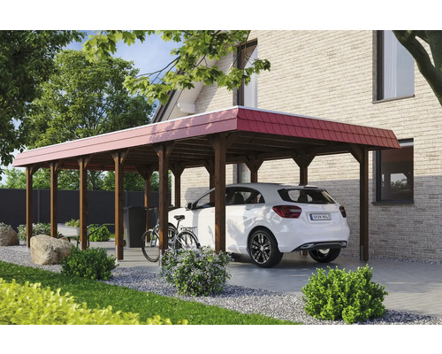 Carport aus Holz mit rotem Dach neben einem Haus mit einem weißen Auto darunter