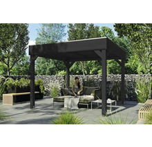 Pavillon de jardin en bois foncé avec une femme assise sur un canapé dans le jardin