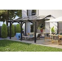 Terrasse couverte avec mobilier de jardin et pelouse
