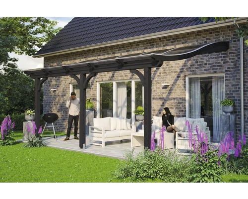 Terrasse couverte avec mobilier de salon et barbecue