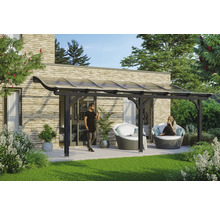 Terrassenüberdachung mit zwei Personen im Garten.