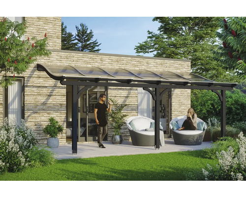 Terrassenüberdachung mit zwei Personen im Garten.