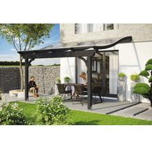 Terrasse mit Überdachung, Tisch und Stühlen vor Haus