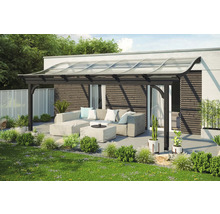 Terrassenüberdachung mit Gartenmöbeln und Bepflanzung