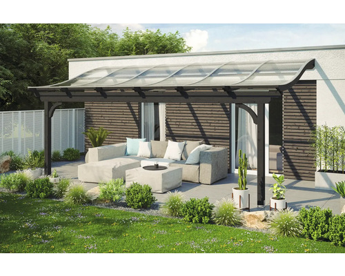 Terrassenüberdachung mit Gartenmöbeln und Bepflanzung
