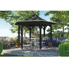 Pavillon avec table et chaises dans un jardin.
