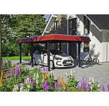 Abri de voiture en bois avec voiture devant une maison