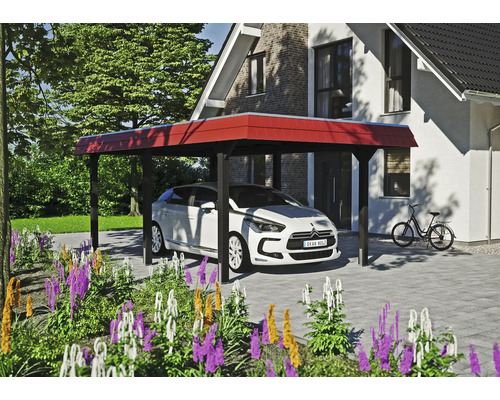 Abri de voiture en bois avec voiture devant une maison