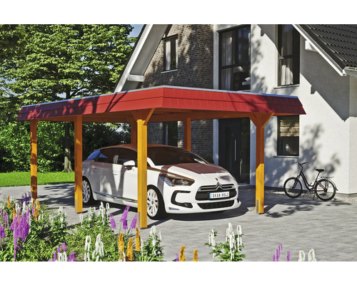 Abri de voiture en bois avec une voiture et un vélo devant une maison