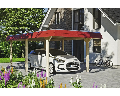Abri de voiture en bois avec toit rouge à côté d''une maison avec une voiture en dessous