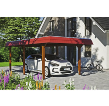 Carport aus Holz mit rotem Dach neben einem Haus mit Auto und Fahrrad