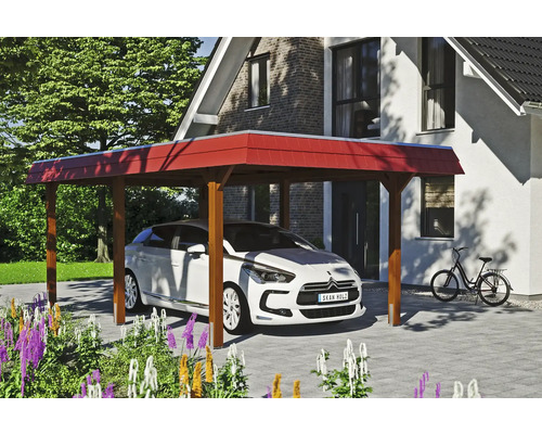 Carport aus Holz mit rotem Dach neben einem Haus mit Auto und Fahrrad