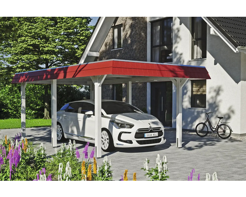 Abri de voiture avec toit rouge et cadre blanc devant une maison avec voiture et vélo