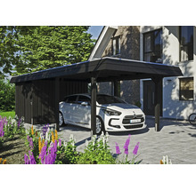 Carport avec remise à outils et voiture garée devant une maison