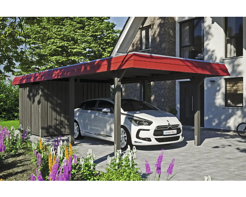 Carport avec remise à outils et voiture garée devant une maison