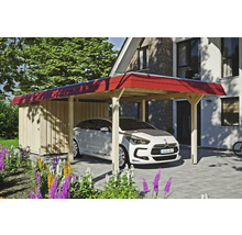 Ein Carport mit Geräteschuppen aus Holz mit einem Auto davor.
