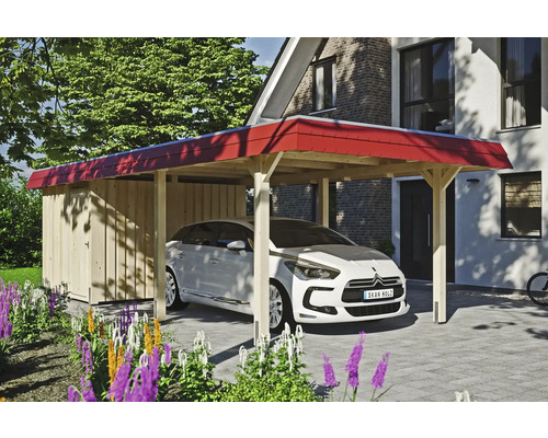 Ein Carport mit Geräteschuppen aus Holz mit einem Auto davor.