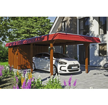 Abri de voiture en bois avec remise et voiture garée devant une maison.