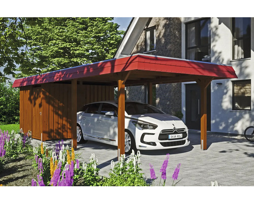 Abri de voiture en bois avec remise et voiture garée devant une maison.