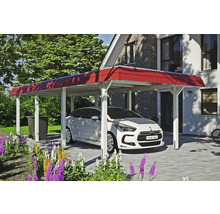 Voiture blanche sous abri de voiture devant une maison avec jardin