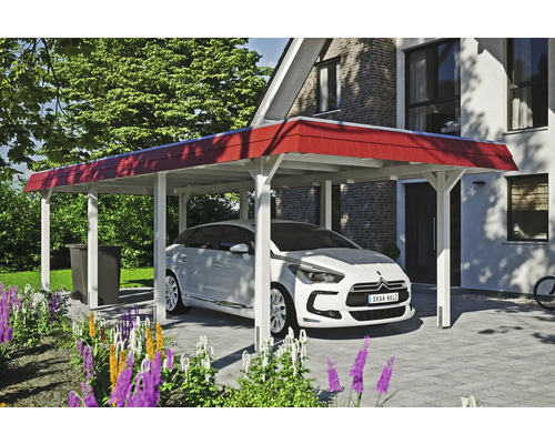 Voiture blanche sous abri de voiture devant une maison avec jardin