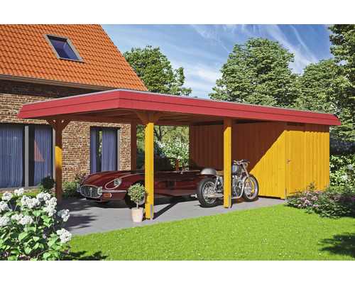 Carport aus Holz mit Geräteschuppen, darunter ein Auto und ein Motorrad.