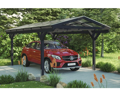 Un carport en bois avec une voiture en dessous dans une allée.