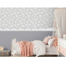 Kinderzimmer mit Bett, Nachttisch und Tapete mit Rosenmuster und Einhornbordüre